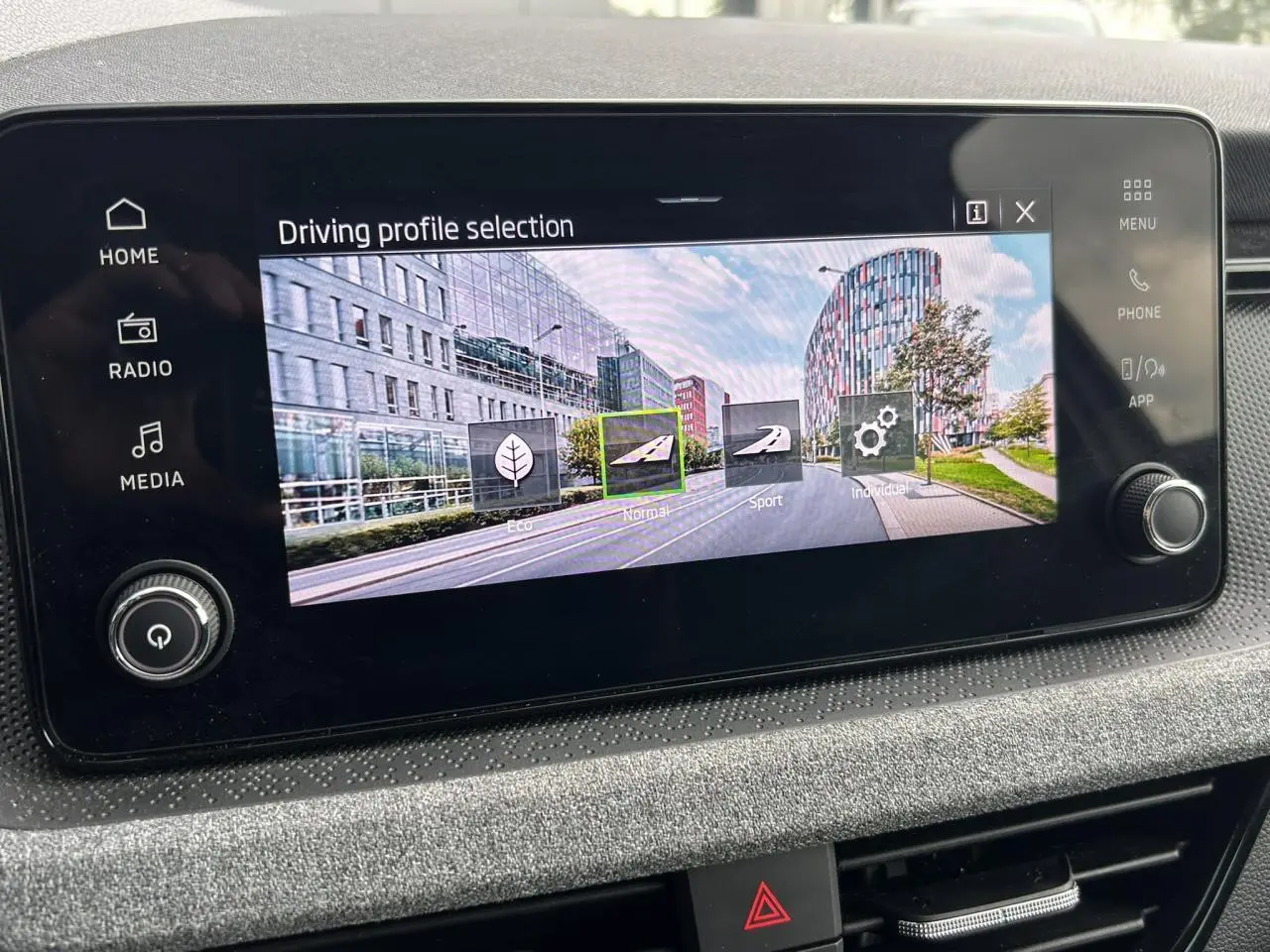 Écran tactile intérieur de la Skoda Scala TSI 116 DSG7 affichant la sélection du mode de conduite.