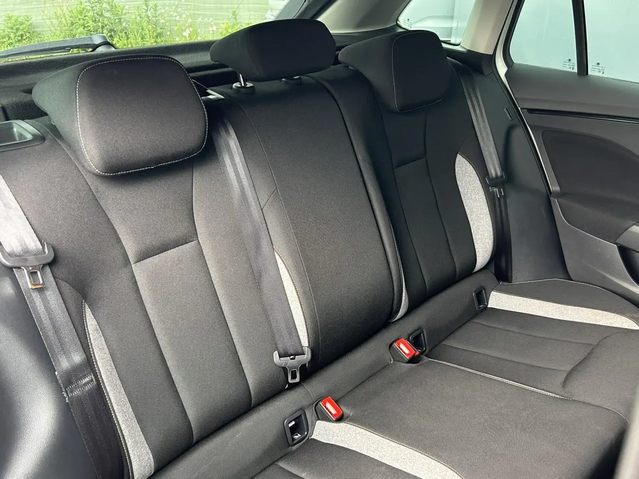 Vue intérieure de la banquette arrière noire avec surpiqûres claires d'une Skoda Scala 2025, côté droit visible.