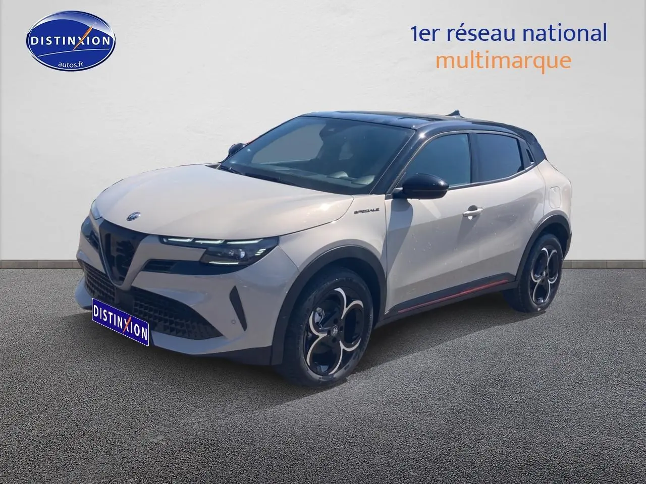 Vue 3/4 avant d'une Alfa Romeo Junior 1.2 hybride 2026 ivoire et noir avec jantes alliage et toit noir.
