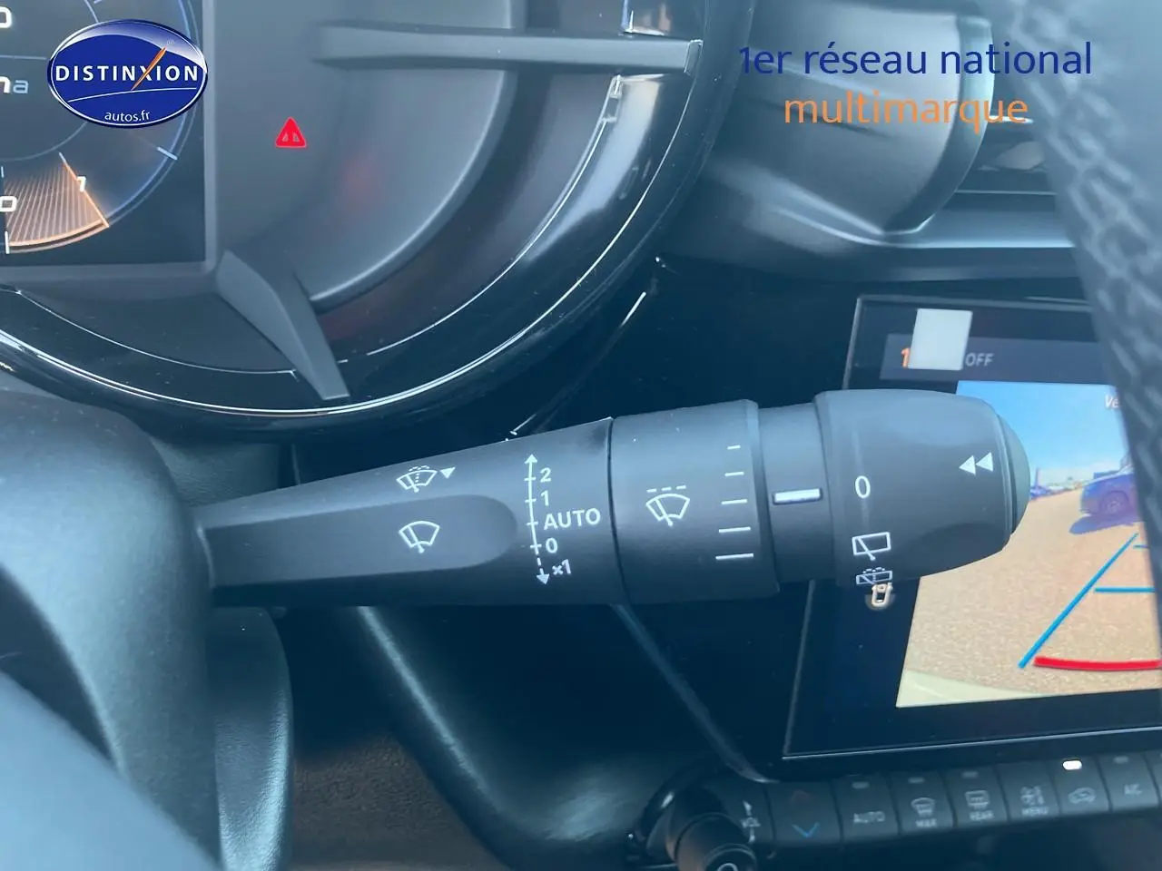 Gros plan sur la commande d’essuie-glace à gauche du volant dans l’intérieur noir de l’Alfa Romeo Junior 1.2 hybride 2026.