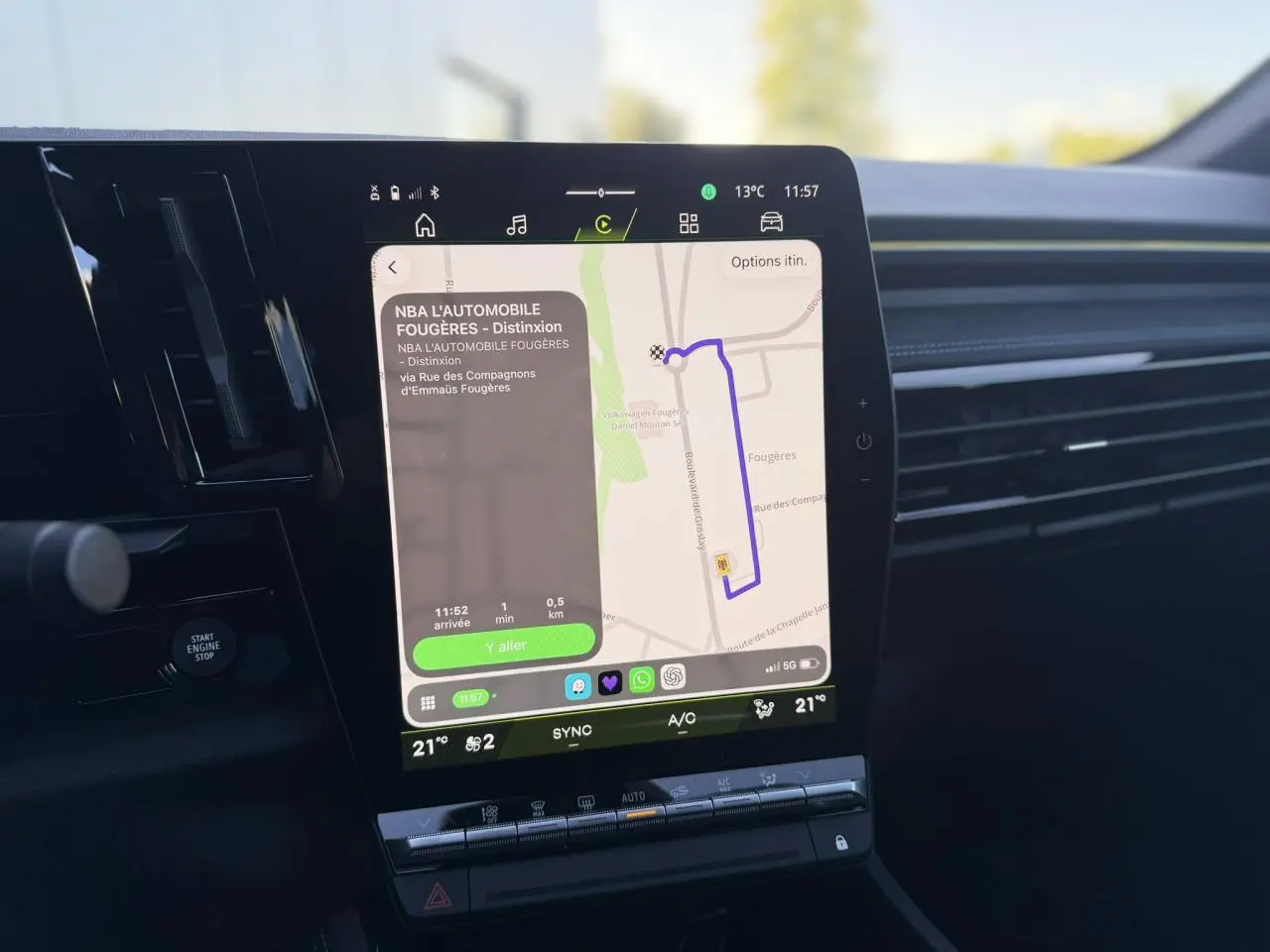 Vue rapprochée de l’écran tactile central du Renault Rafale 2026 affichant la navigation GPS en mode clair.
