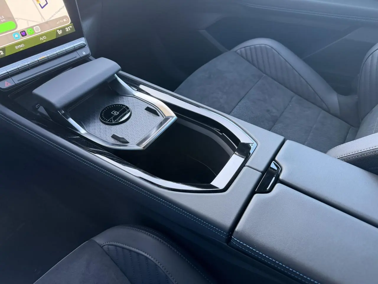 Vue rapprochée de la console centrale et des sièges sport gris avec surpiqûres bleues du Renault Rafale E-Tech 2026.