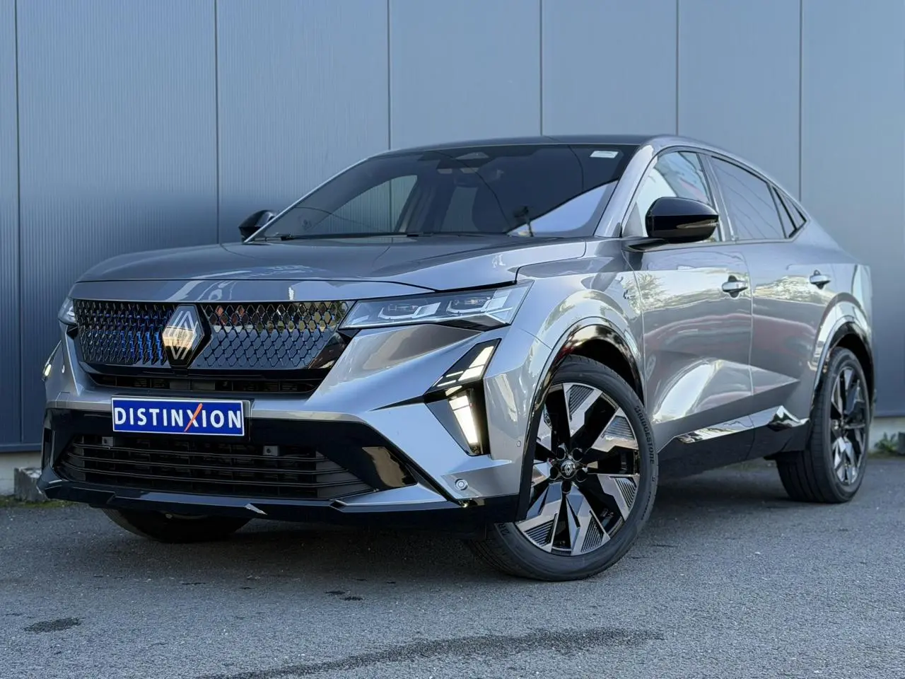 Renault Rafale E-Tech gris schiste en 3/4 avant droit, avec calandre 3D et jantes alliage noires diamantées.