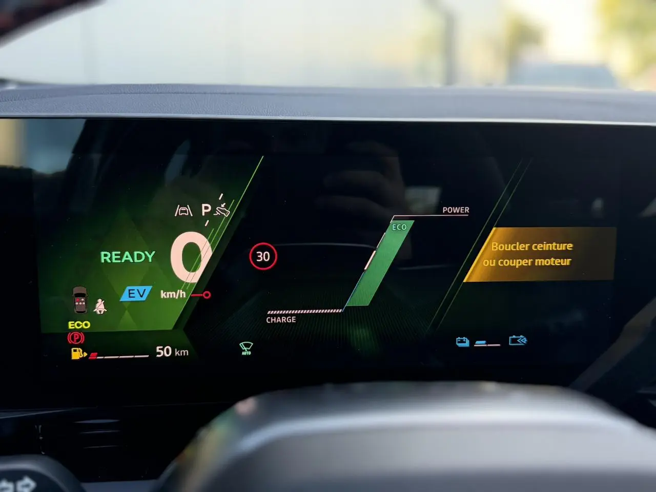 Affichage numérique du tableau de bord Renault Rafale E-Tech hybride, montrant vitesse à 0 km/h et alertes écologiques.