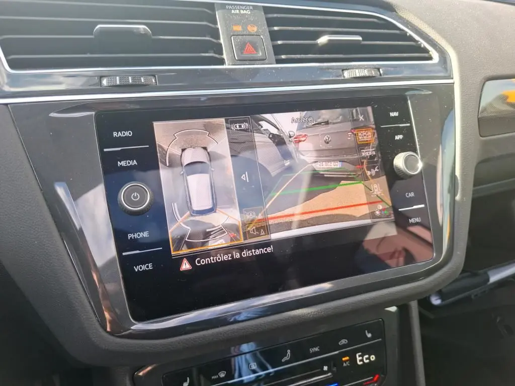 Écran tactile central du Volkswagen Tiguan 1.4 e-Hybrid 2022 montrant la caméra de recul et l'alerte de distance.