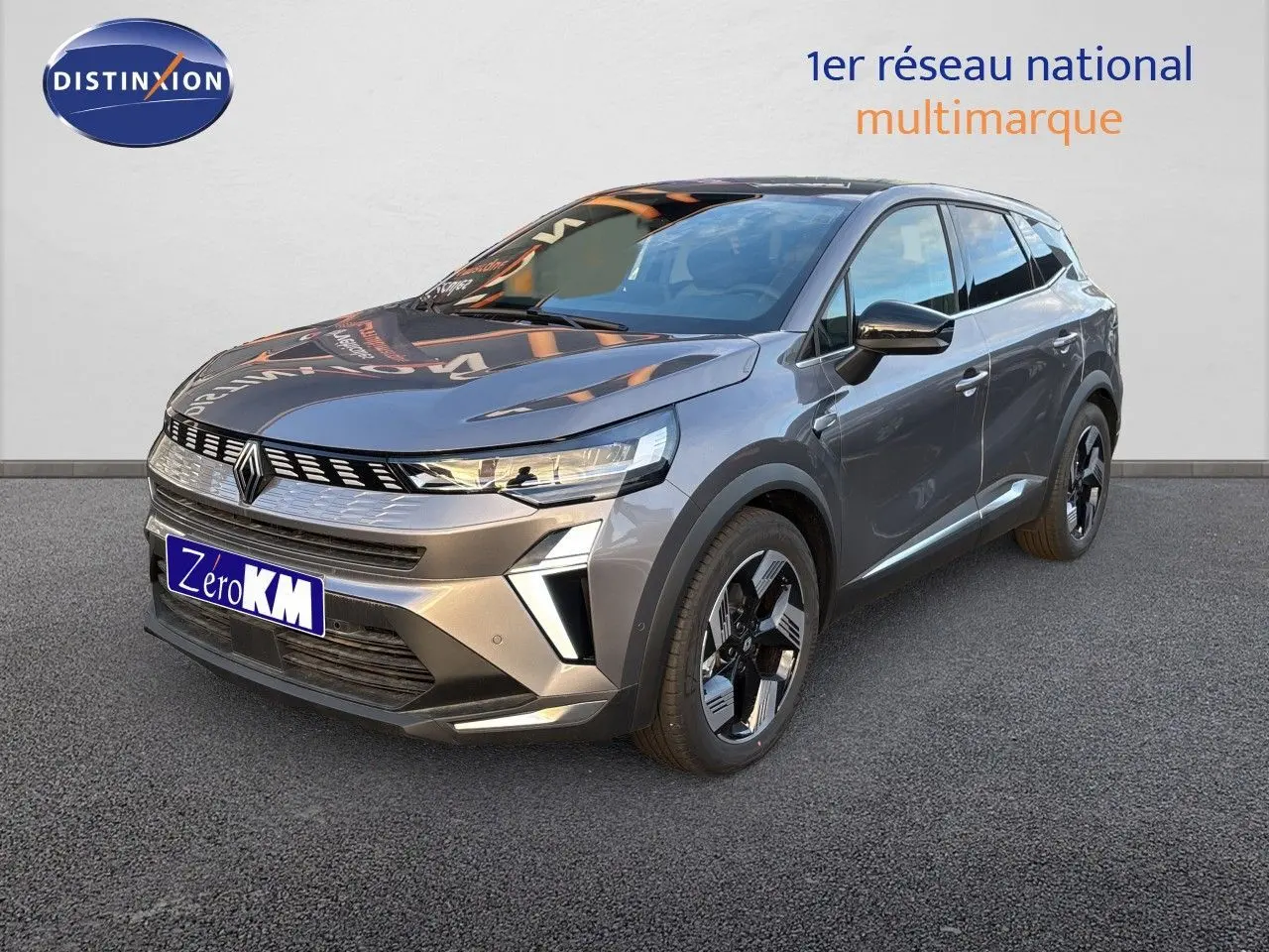 Renault Symbioz gris cassiopée métal en 3/4 avant droit, SUV hybride avec calandre moderne et jantes bicolores.