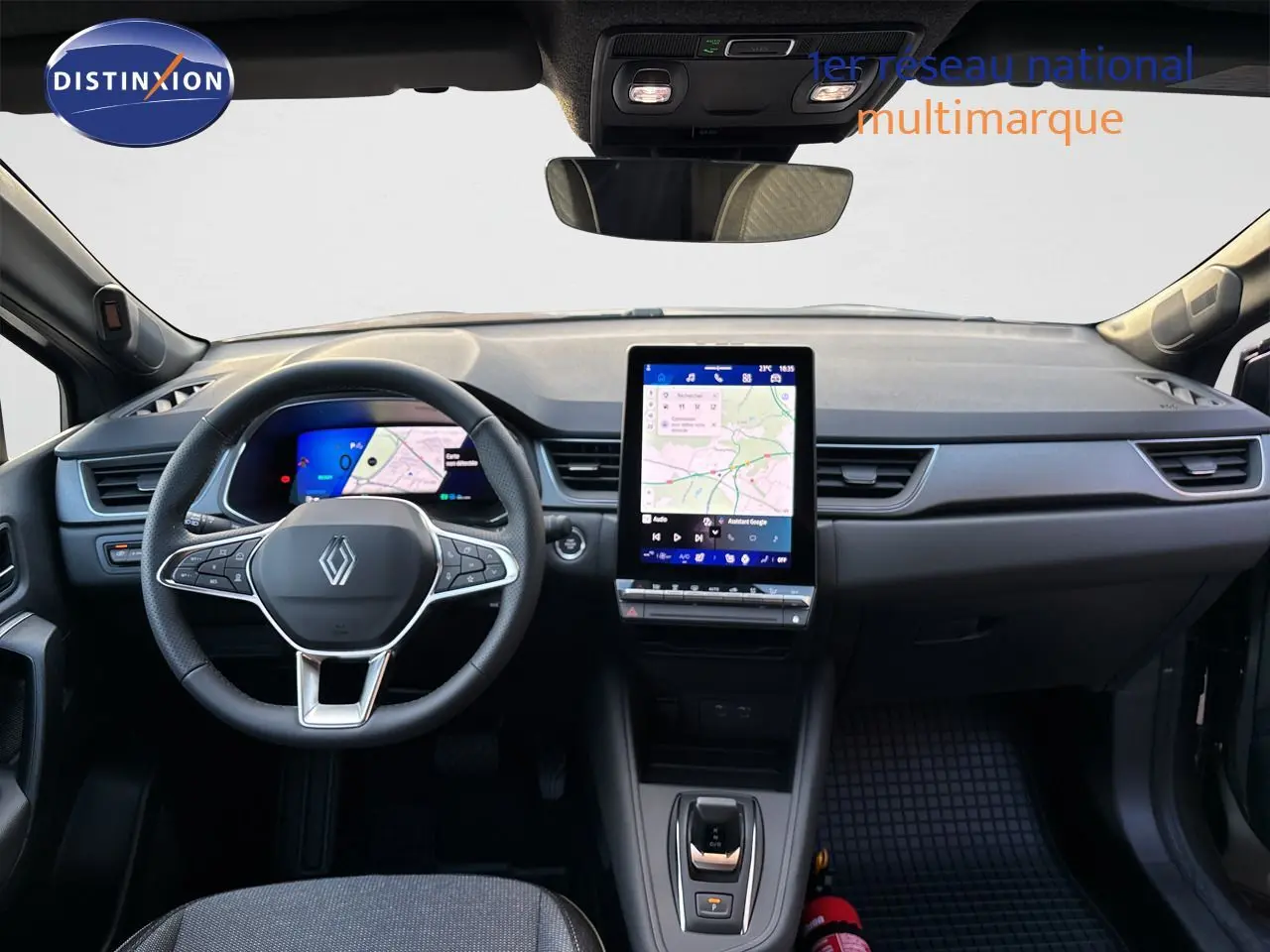 Vue intérieure avant du tableau de bord gris cassiopée métal de la Renault Symbioz 2026 avec écran tactile vertical et volant multifonction.