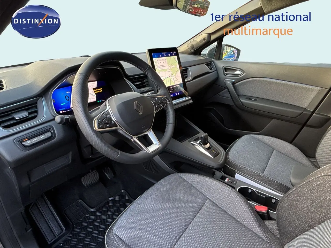 Vue intérieure avant droite du Renault Symbioz 2026, avec tableau de bord numérique et sièges tissu gris.
