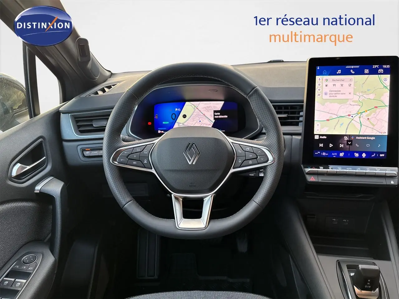 Vue intérieure centrée sur le volant Renault d’un SYMBIOZ gris, avec tableau de bord numérique et écran tactile vertical.