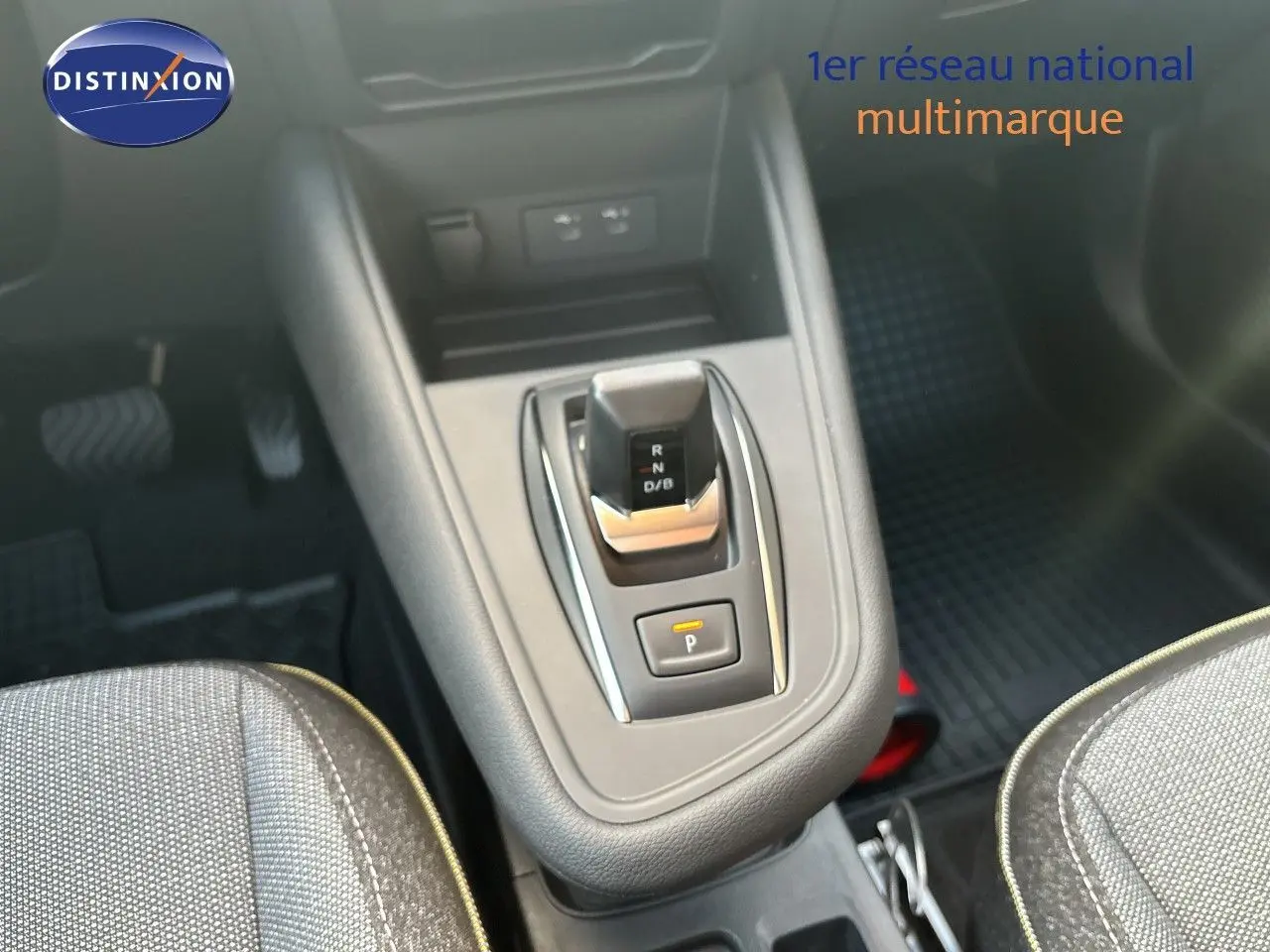 Vue rapprochée de la console centrale avec levier de vitesses automatique sur Renault Symbioz gris cassiopée métal.