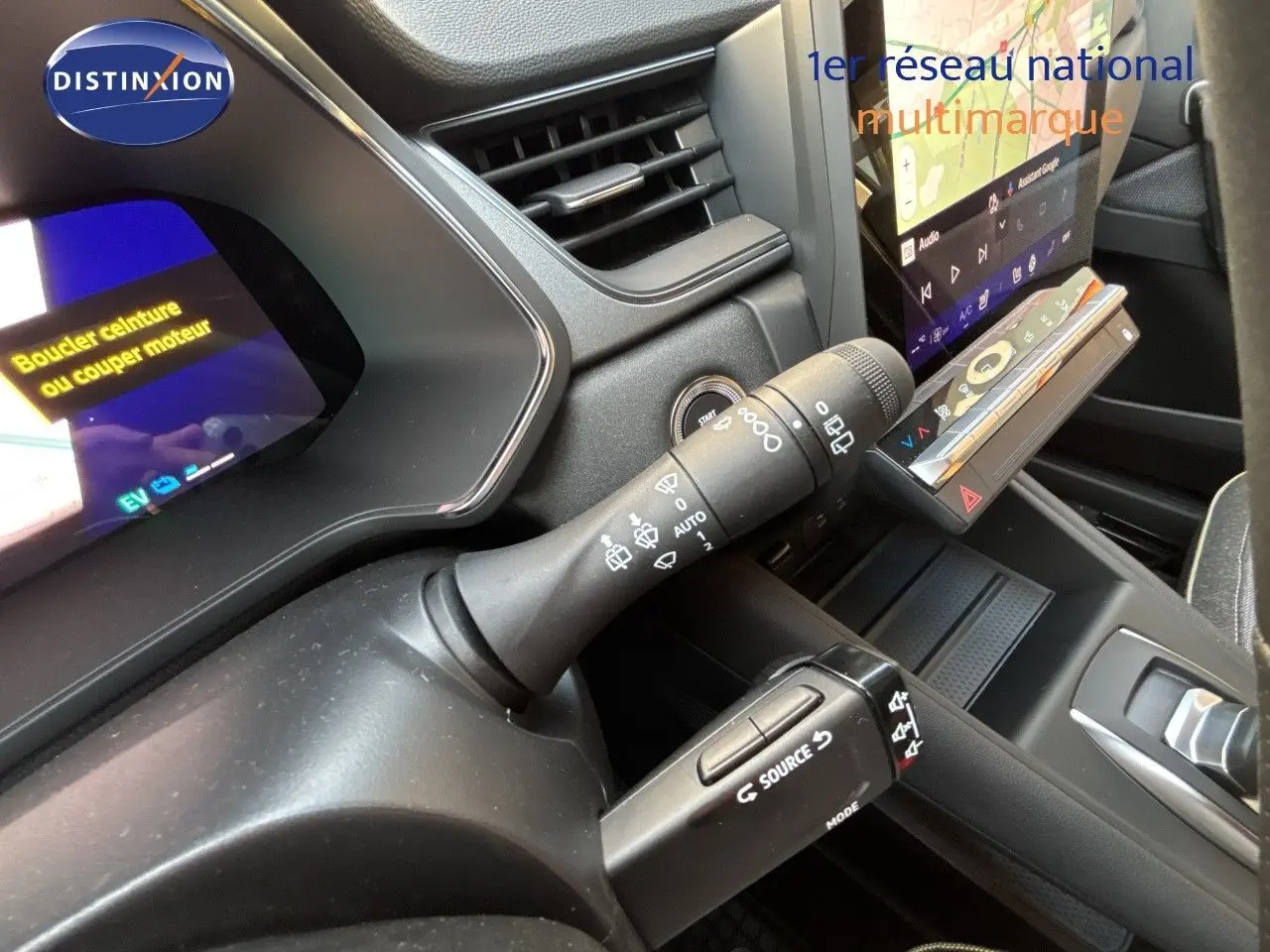 Gros plan sur la commande des essuie-glaces et le tableau de bord numérique du Renault Symbioz gris cassiopée, intérieur moderne.