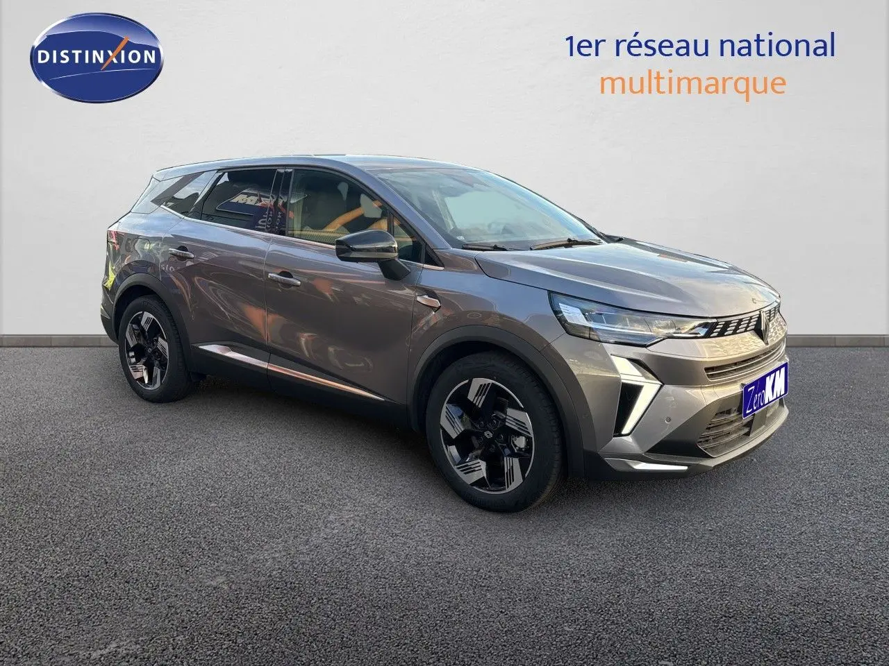 Renault Symbioz gris cassiopée métal vu en 3/4 avant droit, avec jantes bicolores et calandre moderne.