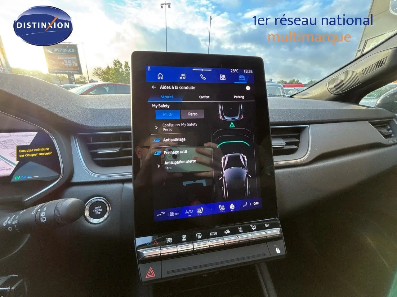 Vue intérieure du tableau de bord de la Renault Symbioz 2026, écran tactile central affichant les aides à la conduite.
