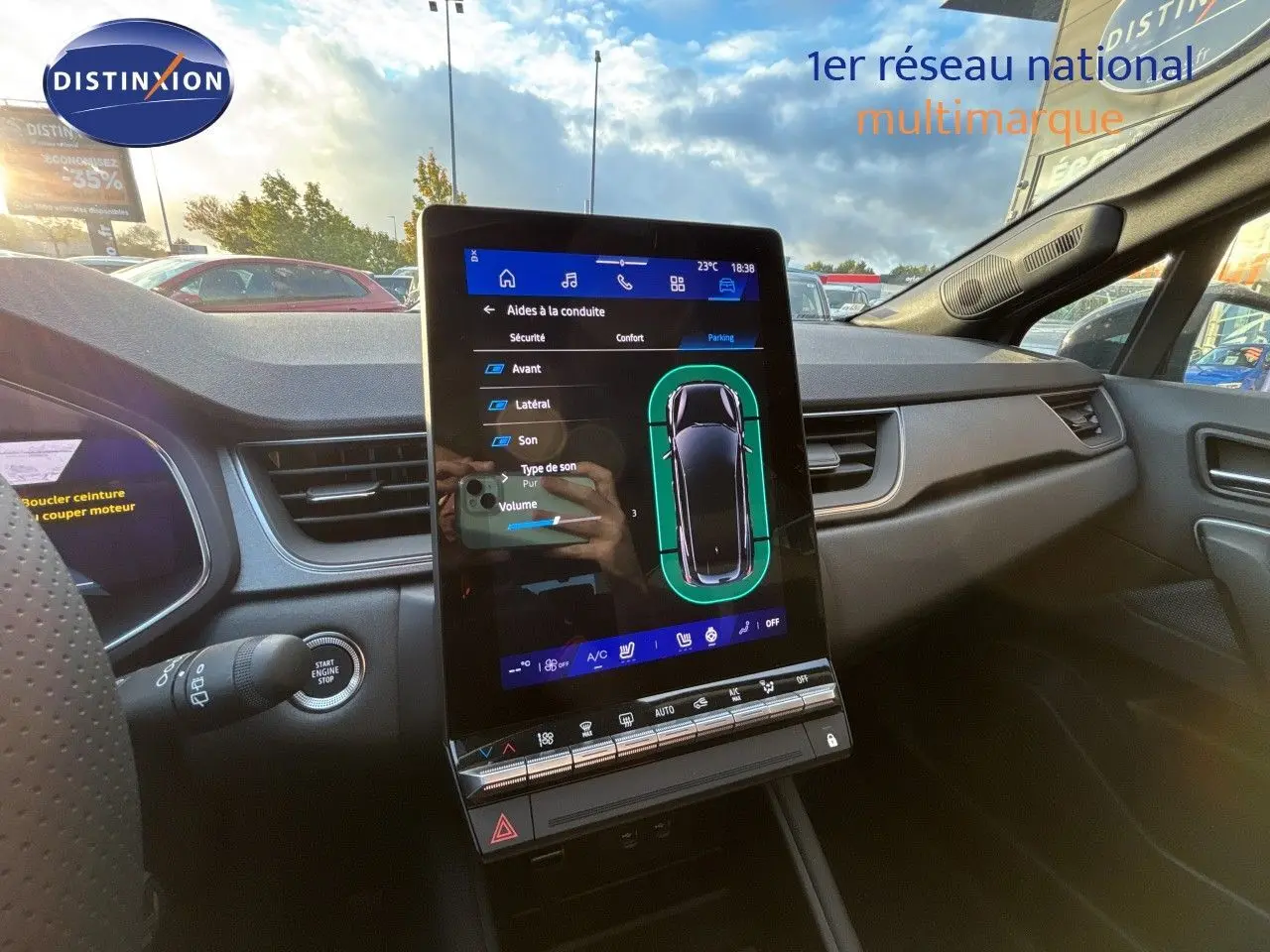 Vue intérieure du tableau de bord de la Renault Symbioz 2026, écran tactile central affichant les aides à la conduite.