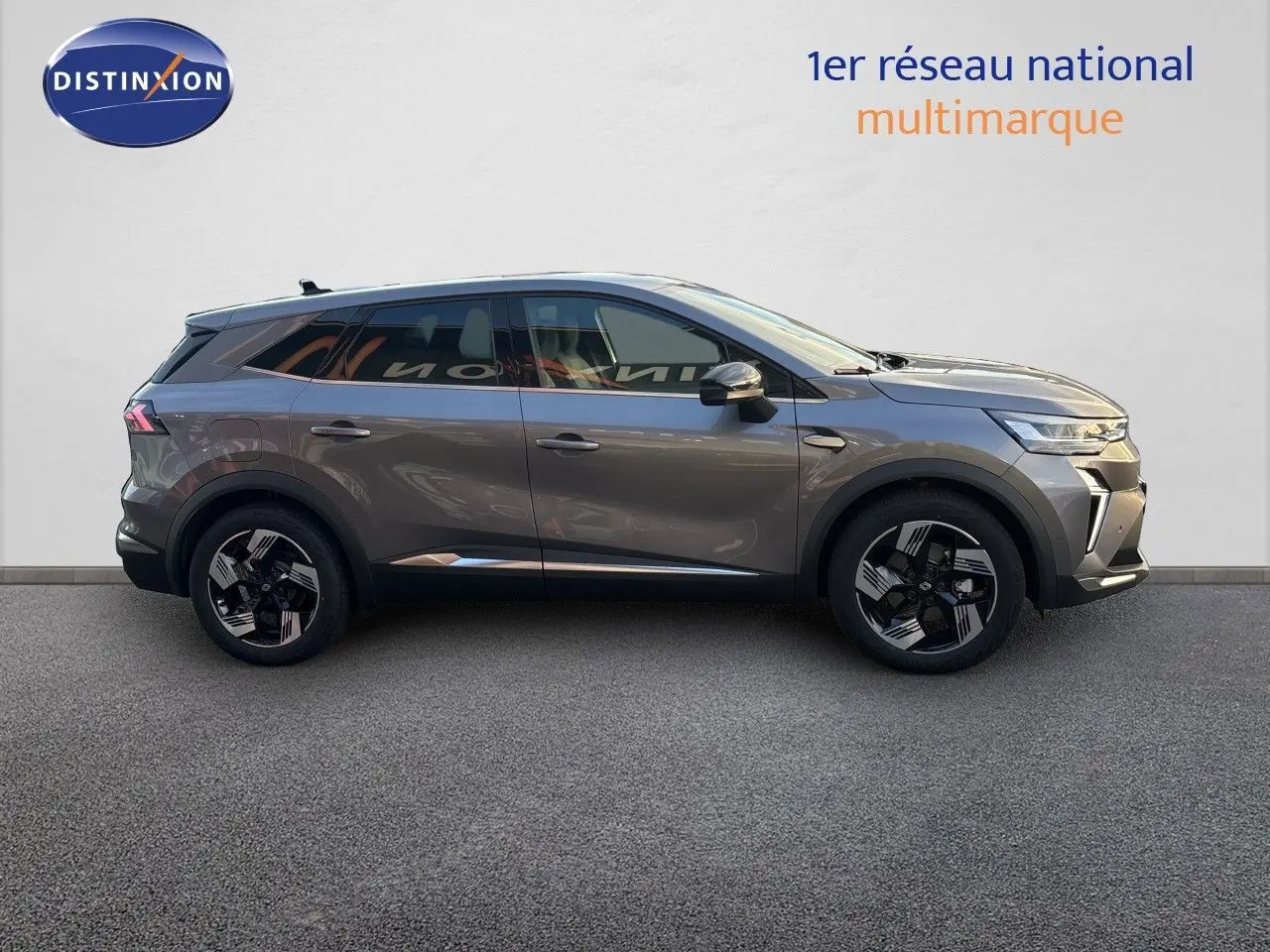Profil droit du Renault Symbioz gris cassiopée métal 2026, SUV hybride avec jantes biton et lignes modernes.