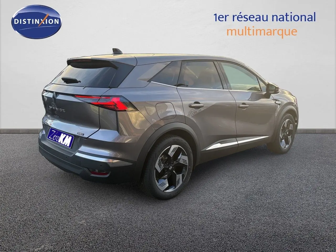 Vue 3/4 arrière droite d'un Renault Symbioz gris cassiopée métallisé avec feux LED et jantes bi-ton.