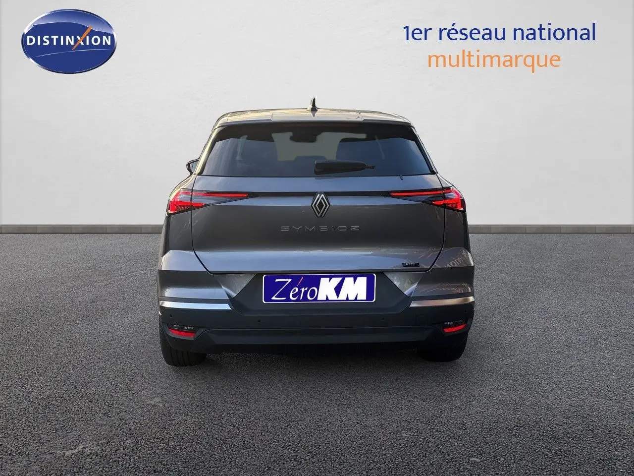 Vue arrière du Renault Symbioz gris cassiopée métal, mettant en valeur ses feux LED fins et son logo central distinctif.