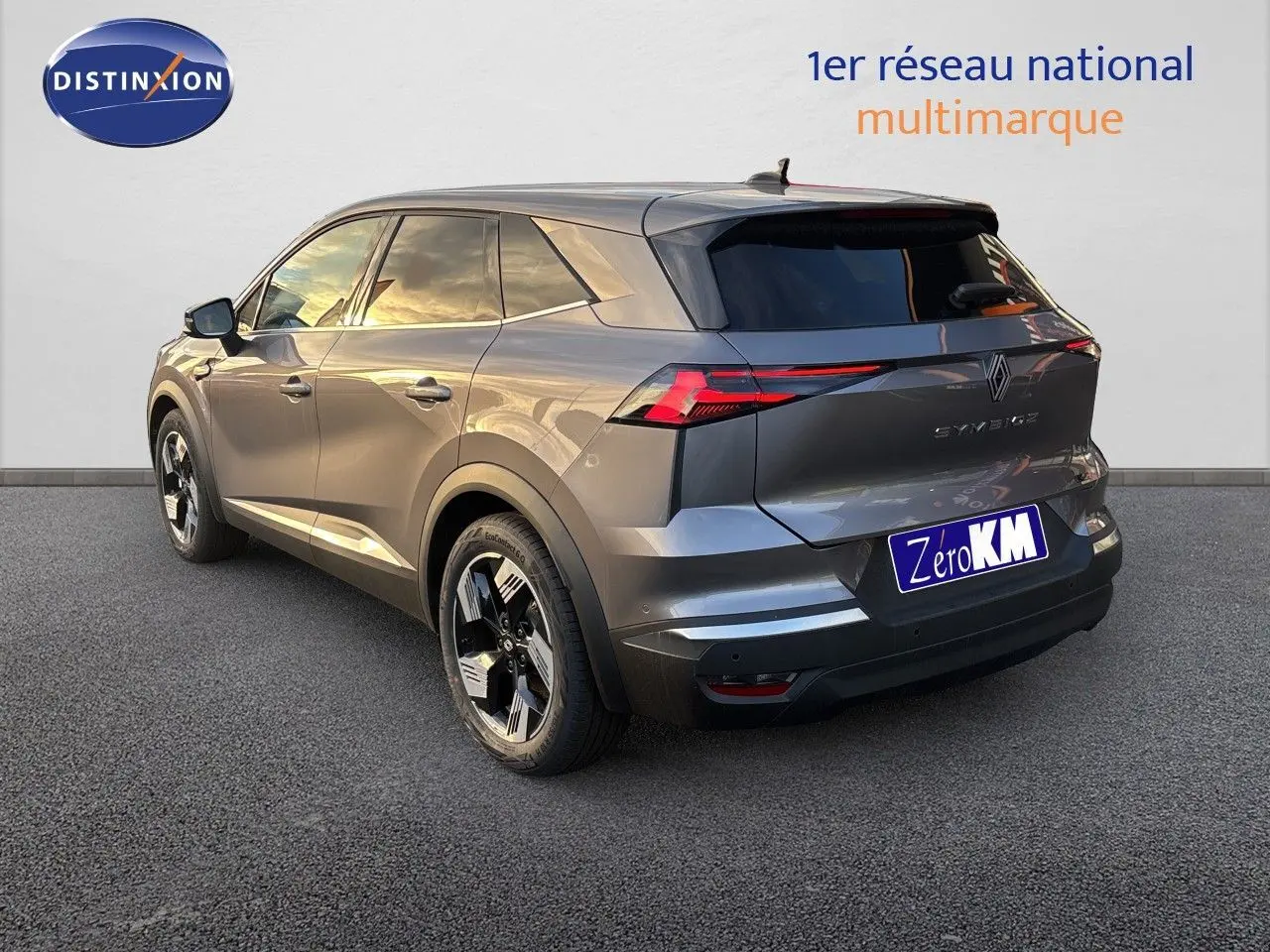 Vue 3/4 arrière droite d’un Renault Symbioz gris cassiopée métal avec feux LED et jantes bi-ton.