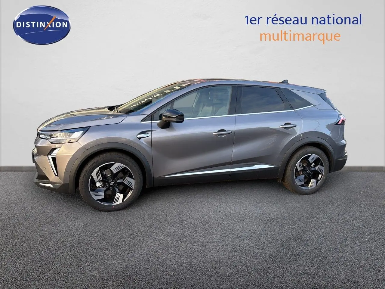 Profil droit du Renault Symbioz gris cassiopée métal 2026, mettant en valeur ses jantes bicolores et lignes modernes.