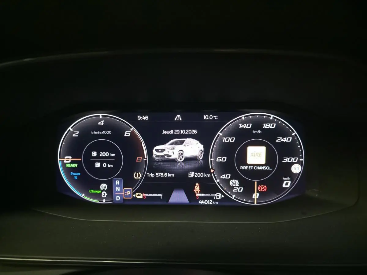 Combiné d'instruments digital de la CUPRA Formentor 1.4 e-Hybrid 2024 affichant vitesse, régime et autonomie, vue frontale.