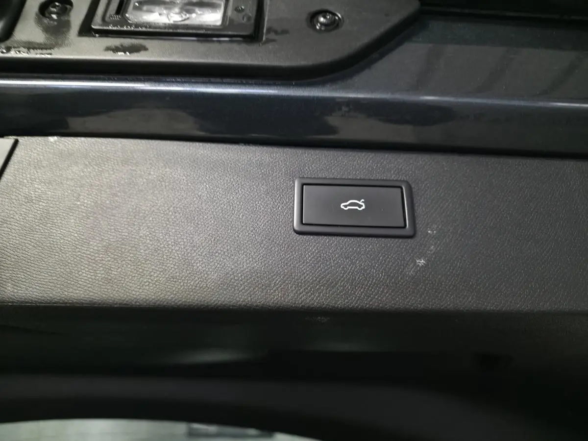 Bouton d'ouverture électrique du hayon sur la garniture intérieure noire d'un CUPRA Formentor gris.