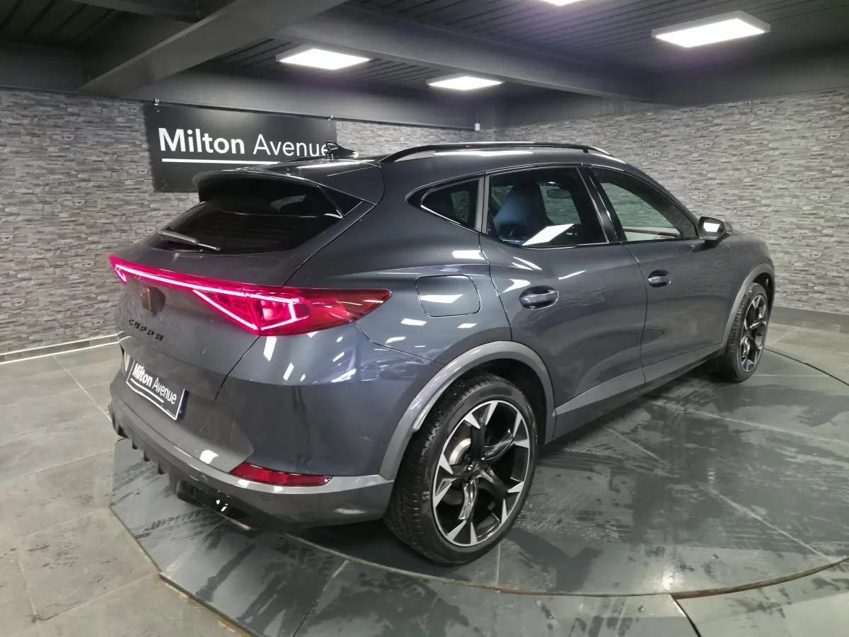 Vue 3/4 arrière droite du CUPRA Formentor gris avec feux arrière LED en bandeau et jantes alliage 19 pouces.