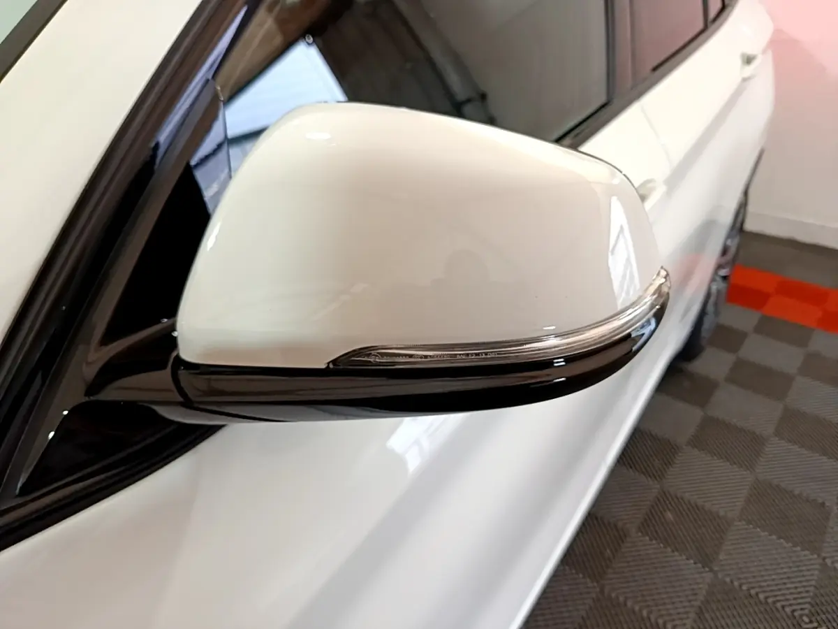 Rétroviseur droit blanc avec clignotant intégré sur BMW X1 sDrive18i M Sport DKG7, vue rapprochée côté conducteur.