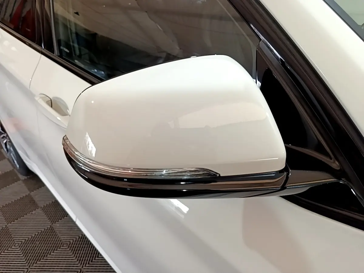 Rétroviseur blanc côté gauche de la BMW X1 sDrive18i M Sport DKG7 2022 avec clignotant intégré.