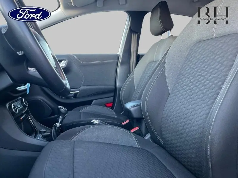 Vue intérieure côté conducteur du Ford Puma 2022, sièges sport tissu noir Alhambra et boîte manuelle visible.
