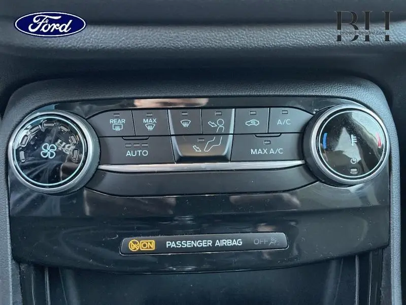 Gros plan sur la console de climatisation noire du Ford Puma 2022 avec commandes tactiles et voyants lumineux.