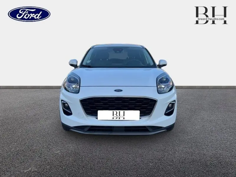 Vue frontale d'une Ford Puma blanche Glacier 2022 avec calandre noire et phares avant au design arrondi.