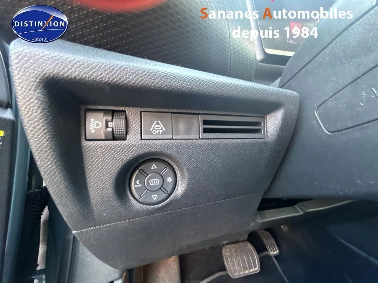 Détail du tableau de bord côté gauche avec commandes d’éclairage et réglages sur Citroën C4 bleu clair 2021