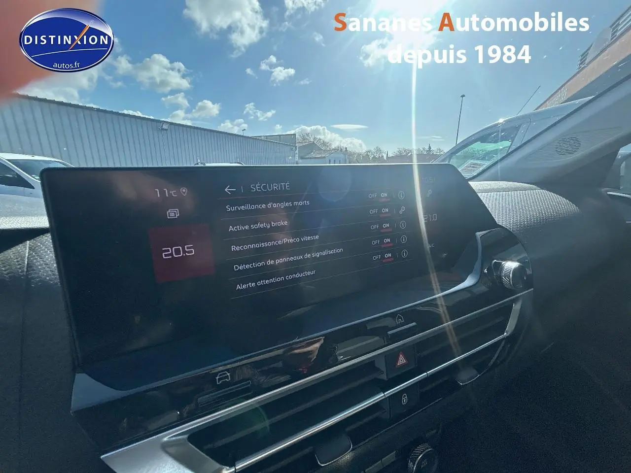 Vue intérieure de la tablette tactile 10'' du tableau de bord du Citroën C4 bleu clair, affichant les options de sécurité.