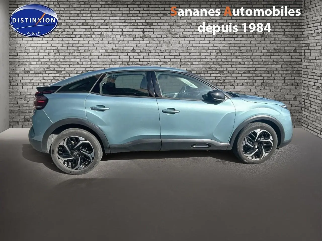 Profil droit d'une Citroën C4 bleu clair 2021 avec jantes alliage noires et toit noir contrasté.