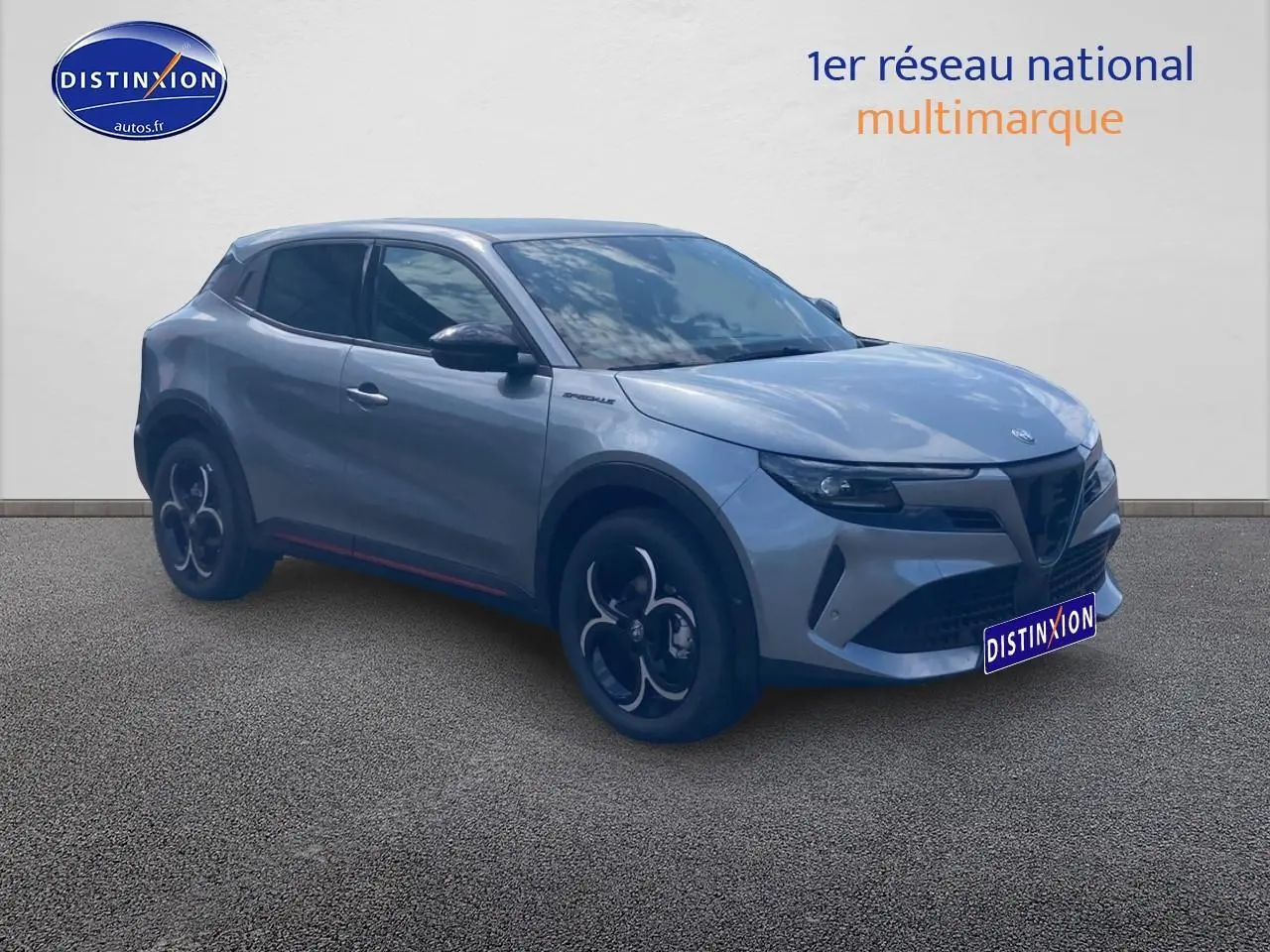 Alfa Romeo Junior gris en 3/4 avant droit, avec jantes alliage noires et vitres arrière teintées.