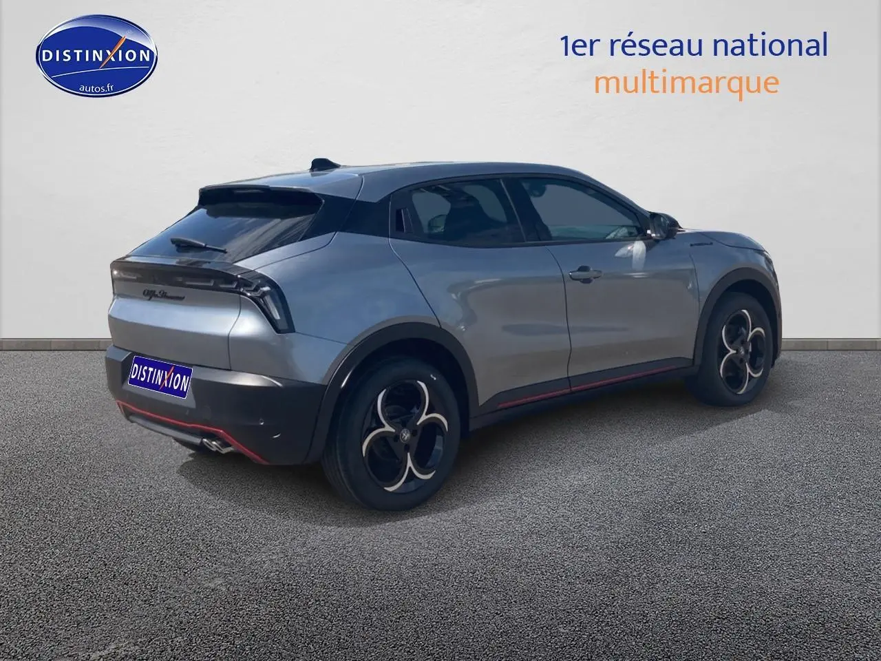 Vue 3/4 arrière droite d'une Alfa Romeo Junior gris métallisé avec jantes en alliage et feux arrière LED.