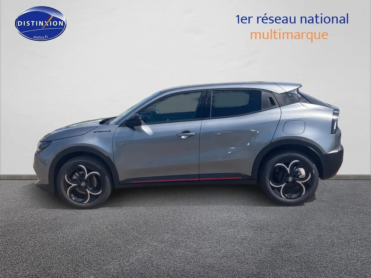 Vue latérale droite d'une Alfa Romeo Junior gris métallisé avec jantes en alliage et vitres teintées.