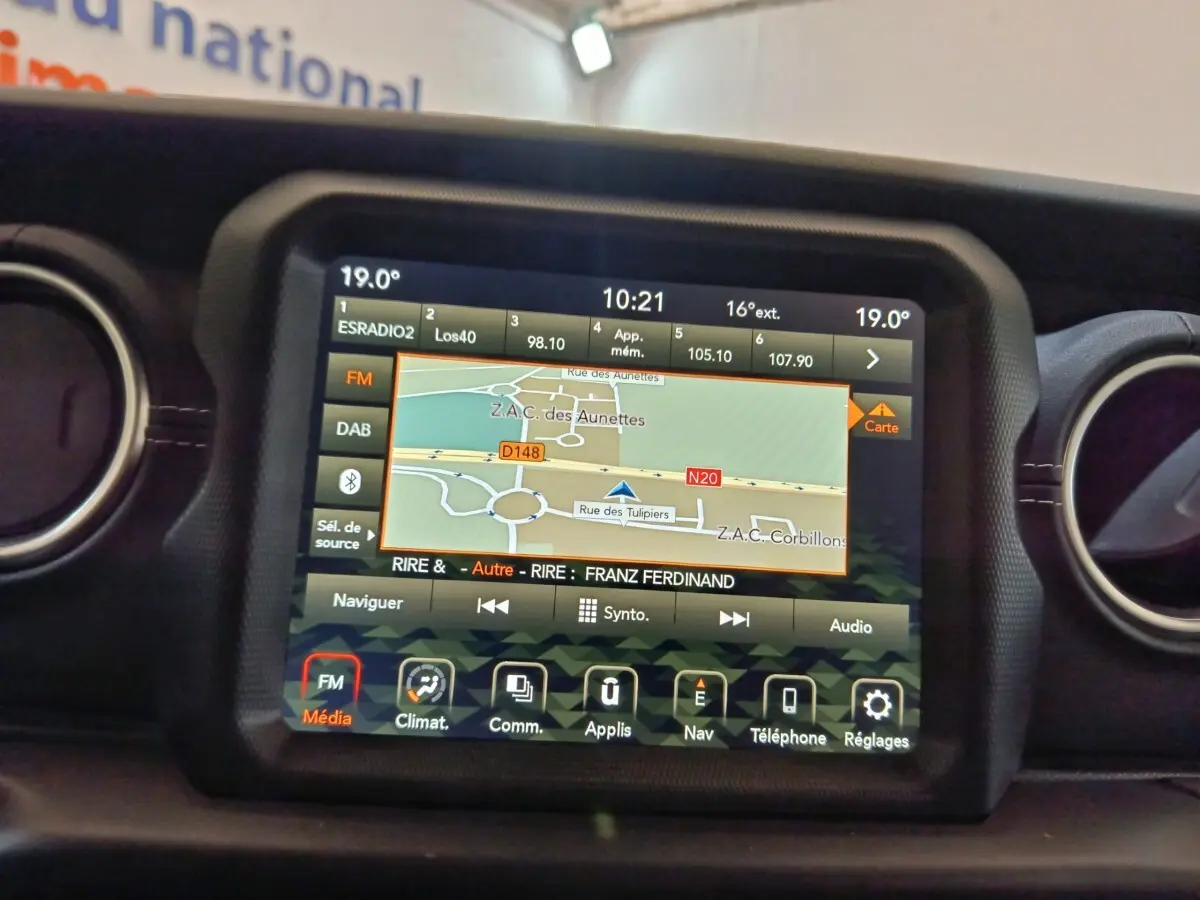 Écran tactile central du tableau de bord de la Jeep Wrangler 2022, affichant la navigation et les commandes multimédias.