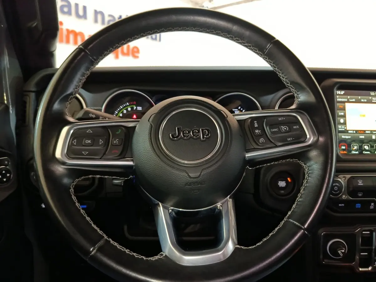 Volant en cuir noir avec commandes multifonctions Jeep, tableau de bord et écran tactile intérieur du Wrangler 2022.