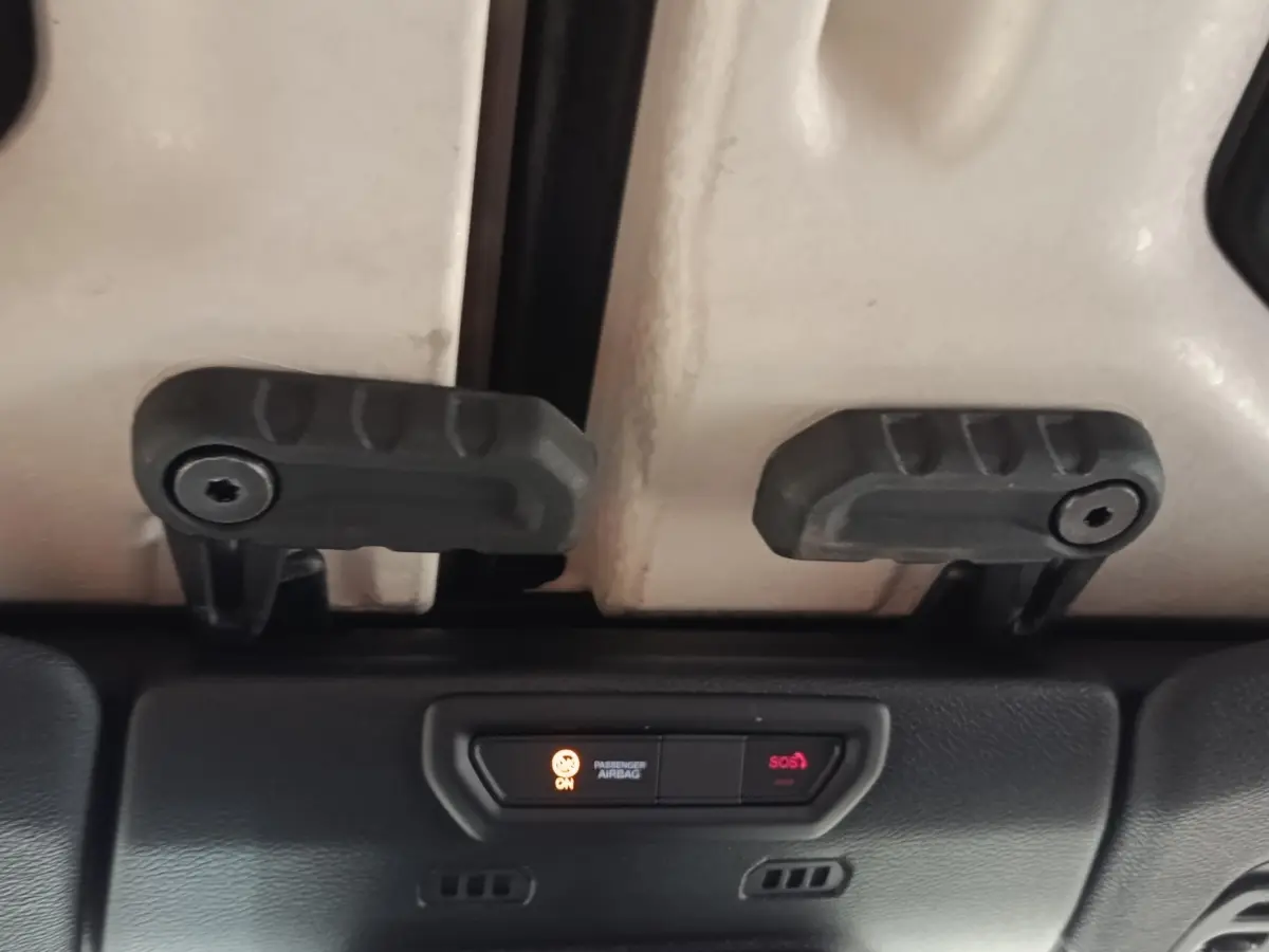 Détail du panneau de commande SOS et airbag passager activé sous le toit cabriolet blanc du Jeep Wrangler 2022.