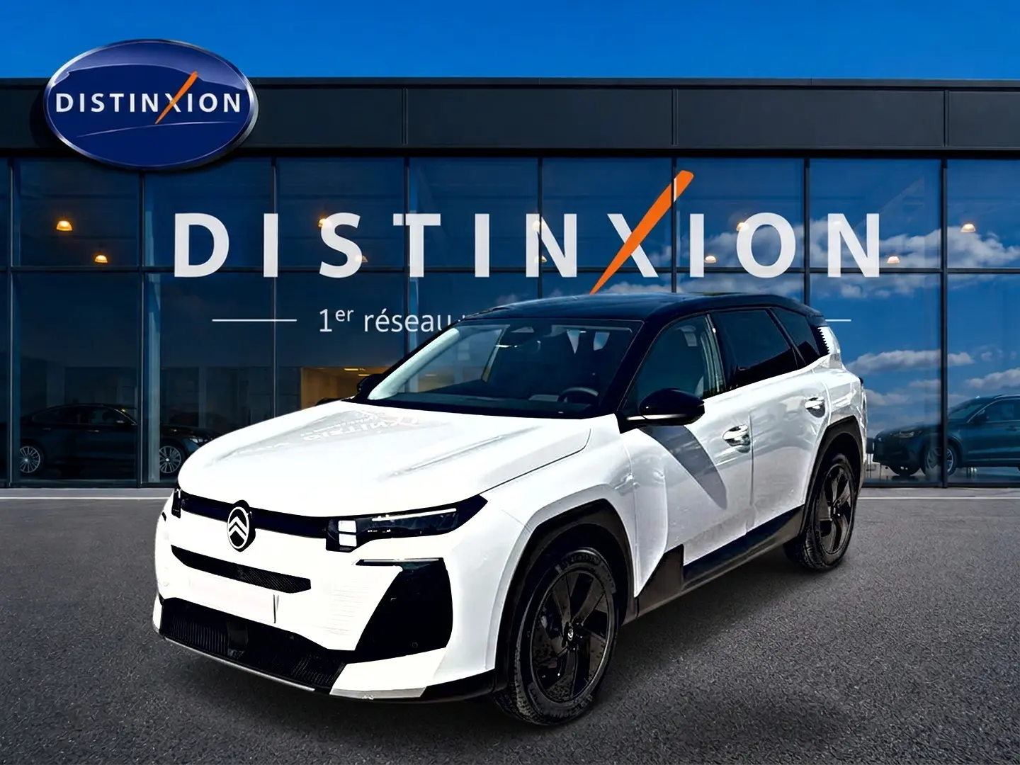Citroën C5 Aircross blanc et noir en 3/4 avant droit, avec toit bi-ton et jantes alliage noires.