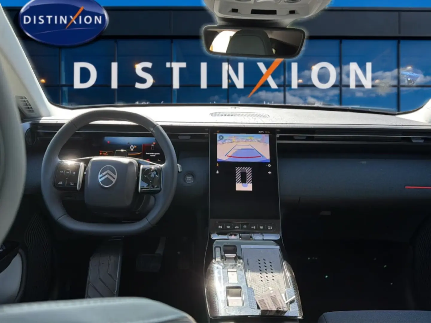Vue intérieure avant du Citroën C5 Aircross 2026, tableau de bord noir avec écran tactile central et volant multifonction.