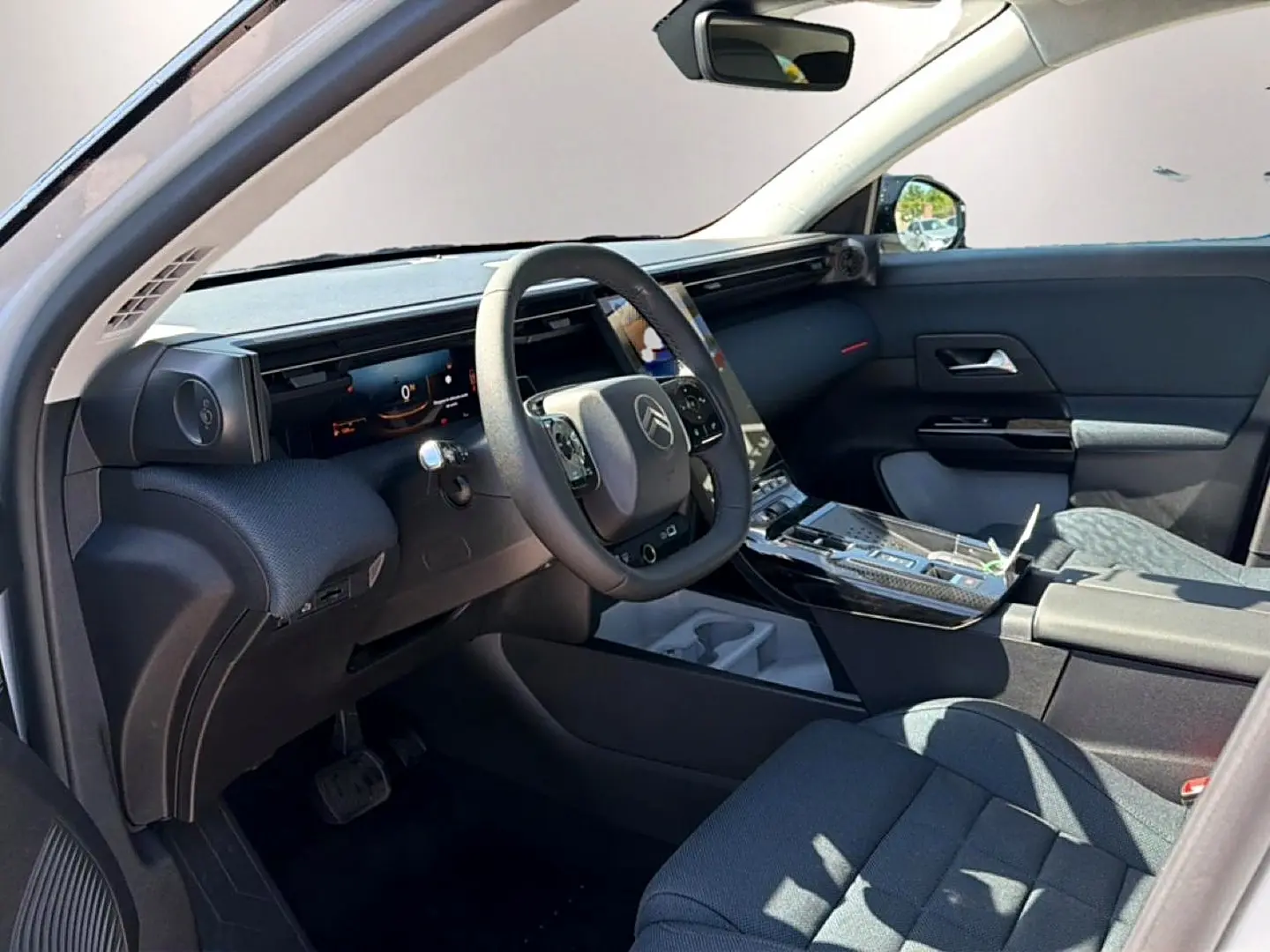 Vue intérieure côté conducteur du Citroën C5 Aircross 2026, tableau de bord noir avec écran tactile et volant multifonction.