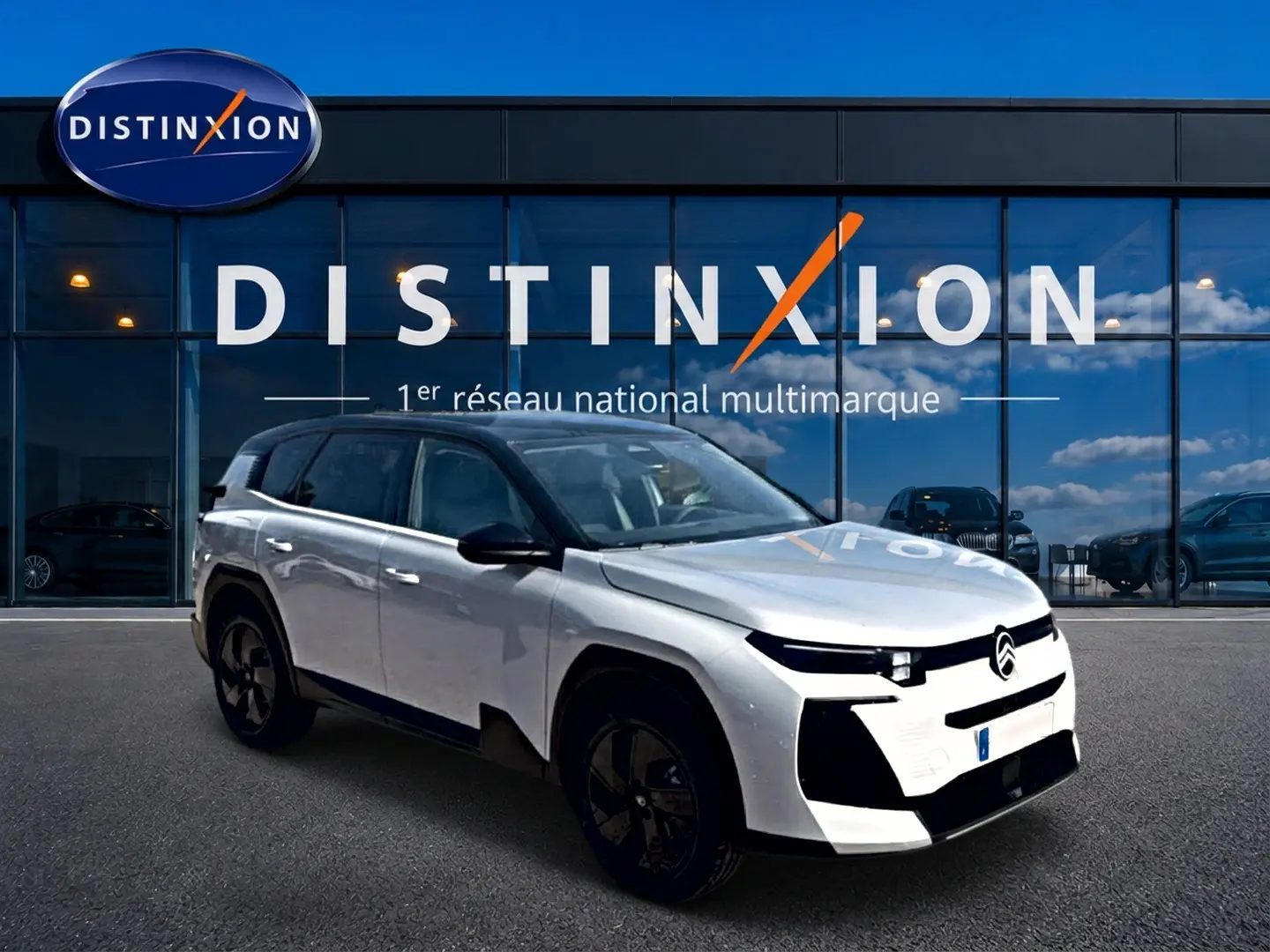 Citroën C5 Aircross hybride blanc et noir vue 3/4 avant, avec toit bi-ton et jantes alliage noires.