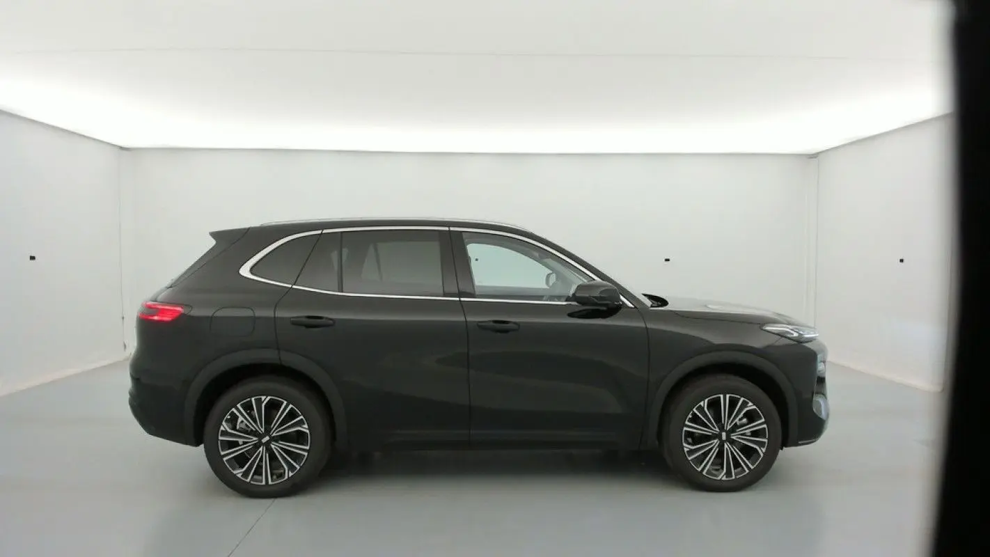 Vue de profil côté gauche du SUV Geely STARRAY polar black, soulignant ses jantes alliage et lignes épurées.