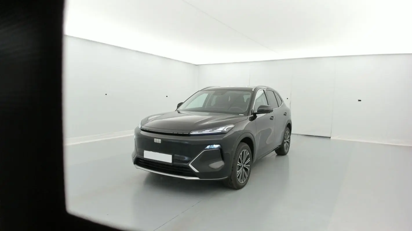 Vue 3/4 avant d’un SUV Geely STARRAY polar black dans un studio lumineux, soulignant ses phares LED fins et ses jantes alliage.