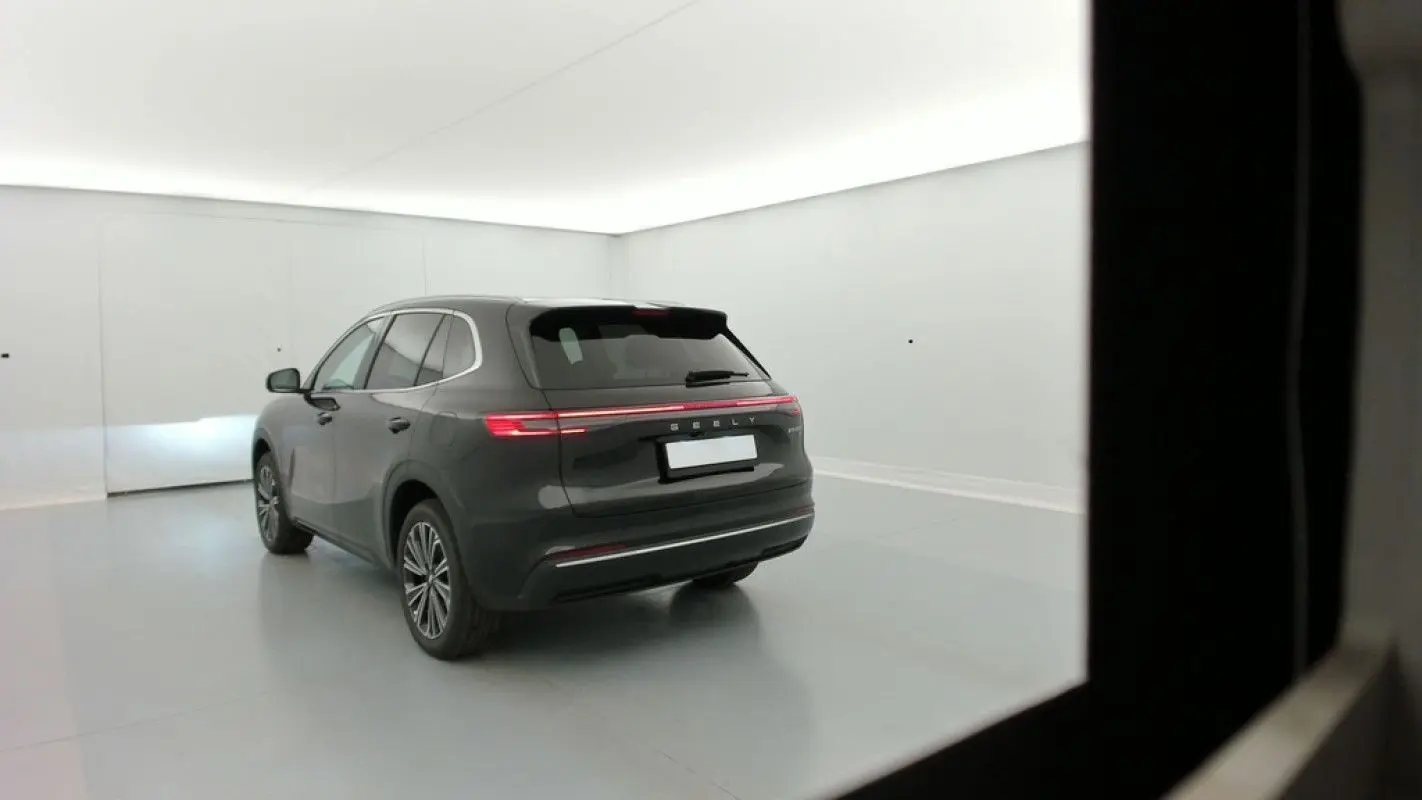 Vue 3/4 arrière droite d’un SUV Geely STARRAY polar black avec feux arrière LED continus dans un studio lumineux.