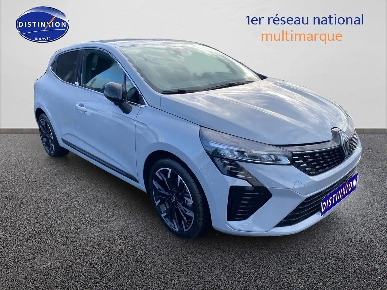 Renault Clio V gris rafale vue 3/4 avant droit avec jantes alliage et calandre chromée.