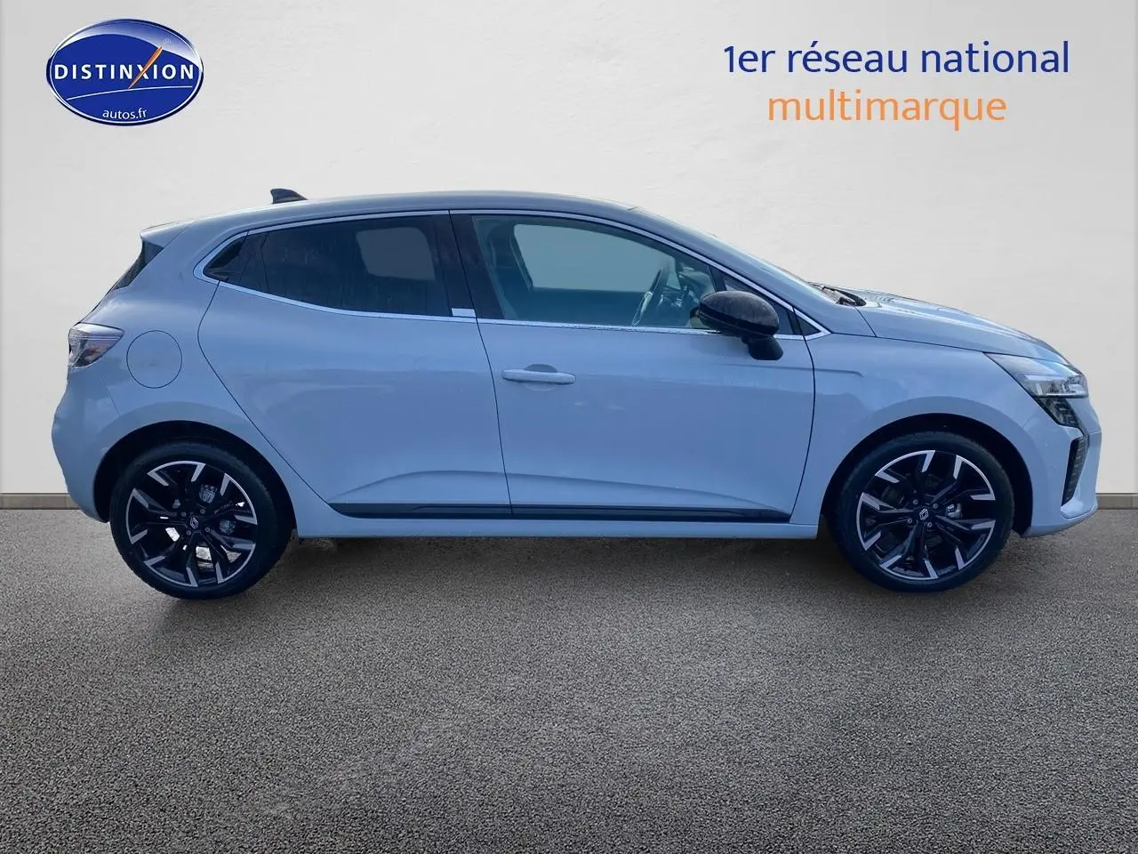 Profil droit de la Renault Clio V gris rafale 2025 avec jantes alu noires et vitres arrière surteintées.