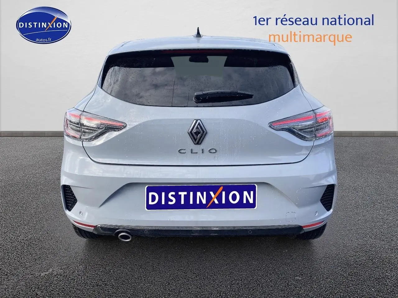 Vue arrière d'une Renault Clio V gris rafale avec feux LED et sortie d'échappement chromée visible.